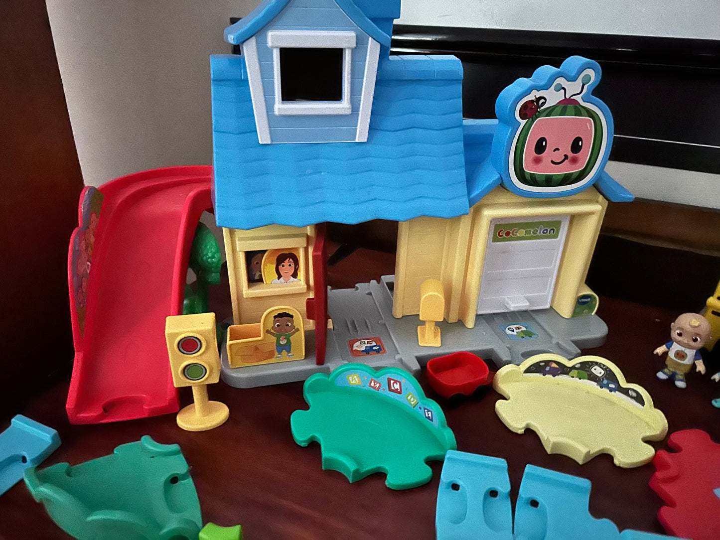 Cocomelon play set with extras