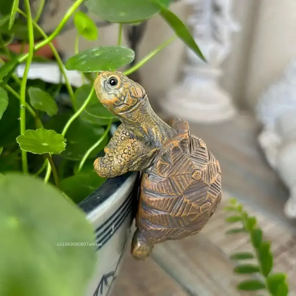 Planter Figurine, Gecko Hanging -